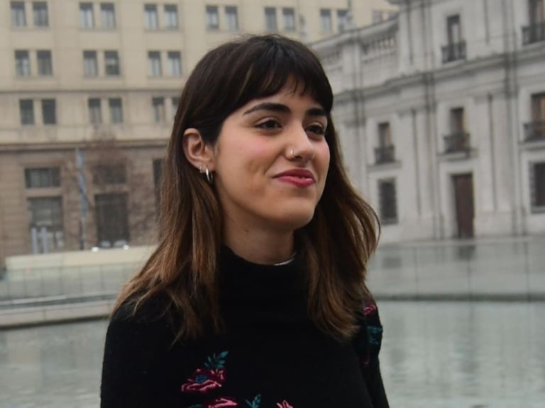 Contraloría dictamina reabrir investigación contra subsecretaria Cardoch por retuitear en horario laboral