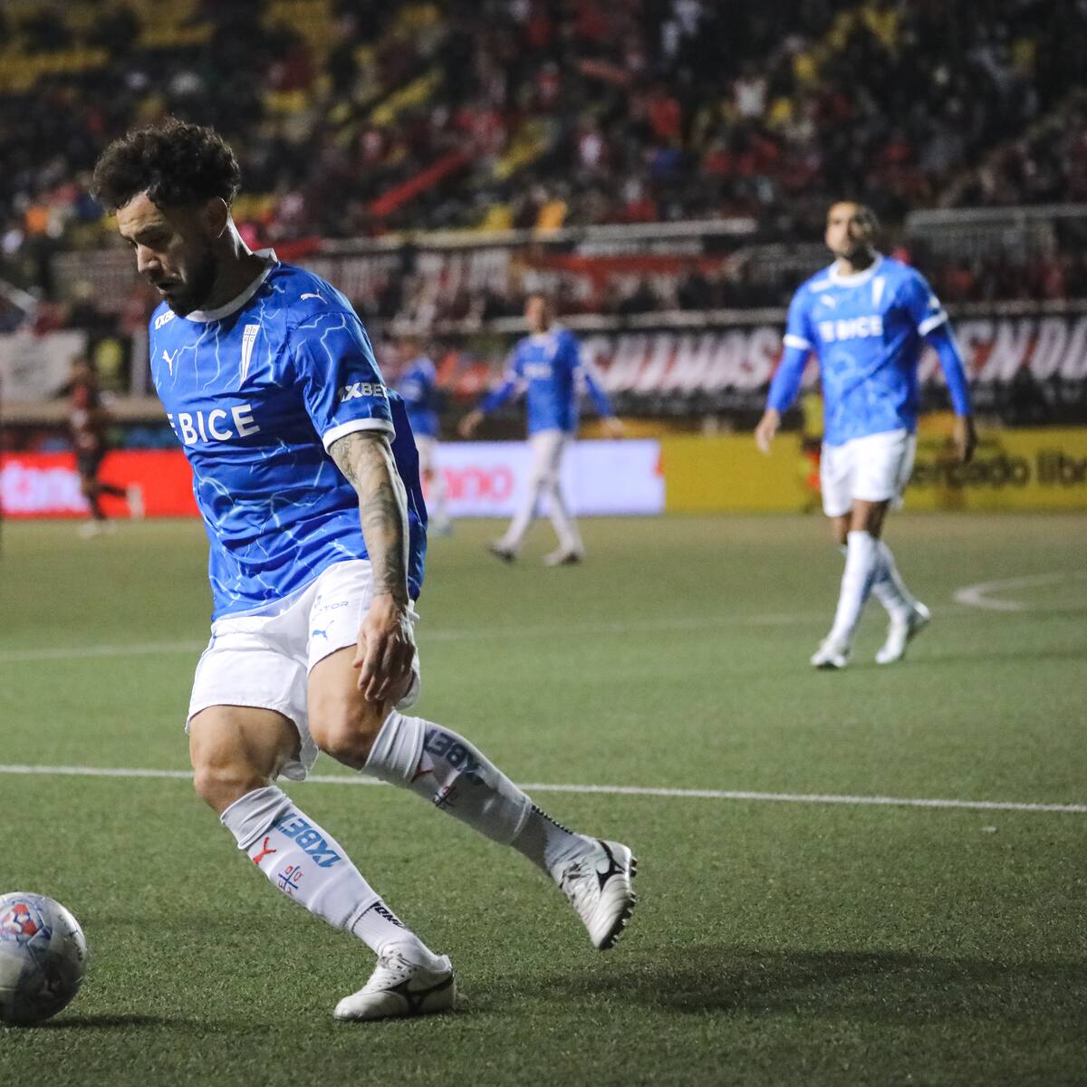 Eugenio Mena aumenta la lista de bajas de la UC: es el tercer jugador cruzado que sufre la misma lesión
