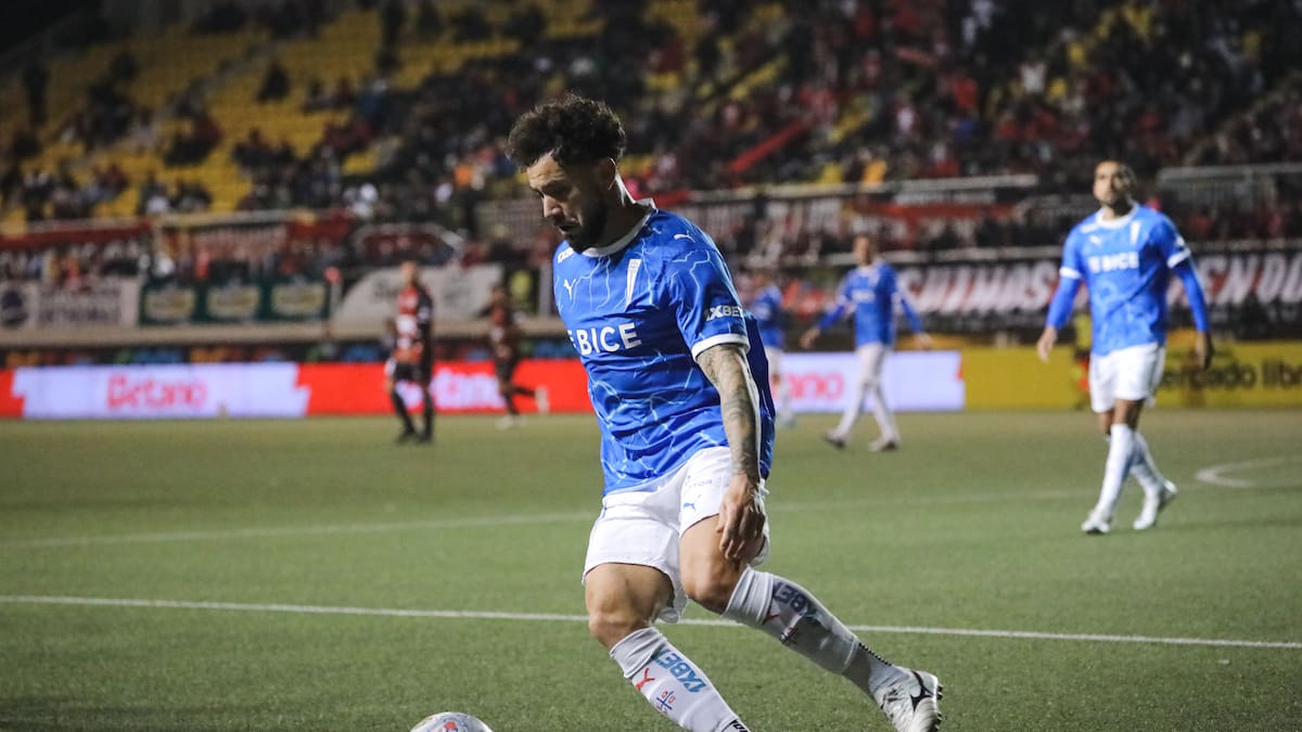 Eugenio Mena aumenta la lista de bajas de la UC: es el tercer jugador cruzado que sufre la misma lesión