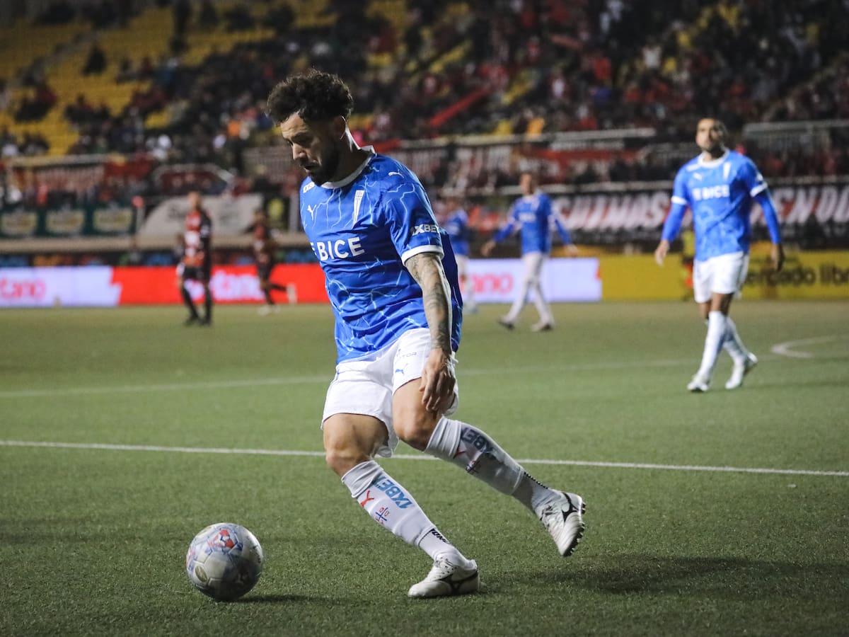 Eugenio Mena aumenta la lista de bajas de la UC: es el tercer jugador cruzado que sufre la misma lesión