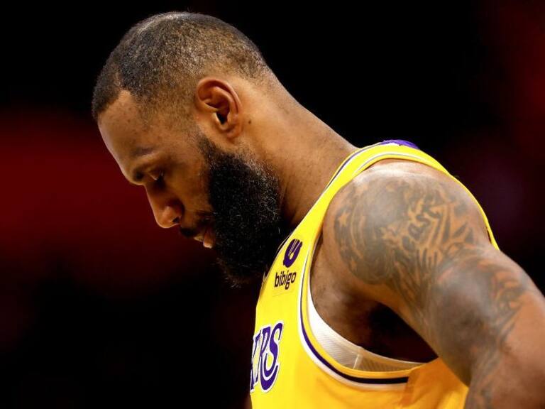Los Lakers siguen sufriendo: lesión en la rodilla de LeBron James enciende las alarmas en Los Ángeles