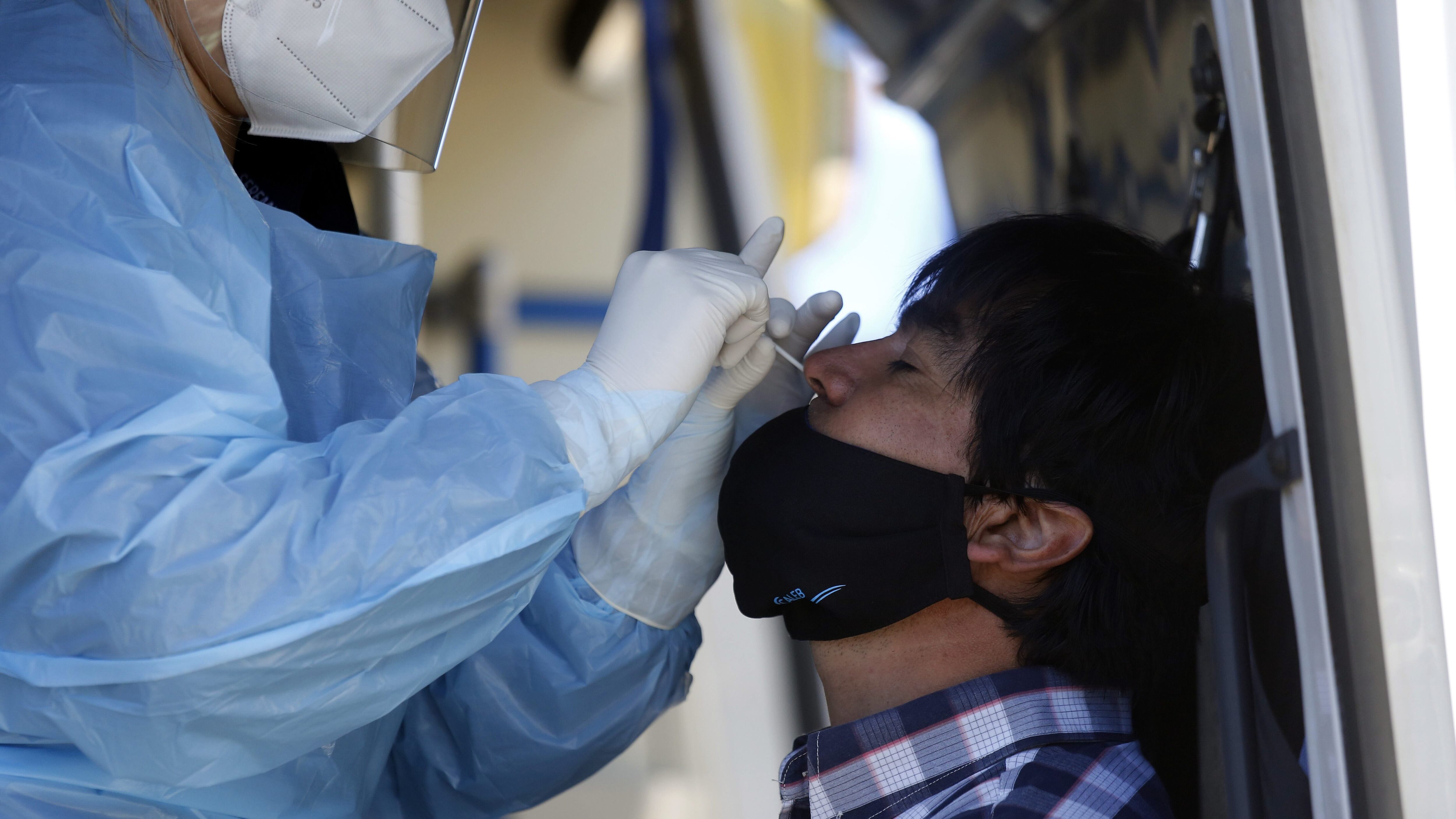 Covid-19 en Chile: paciente se toma examen PCR.