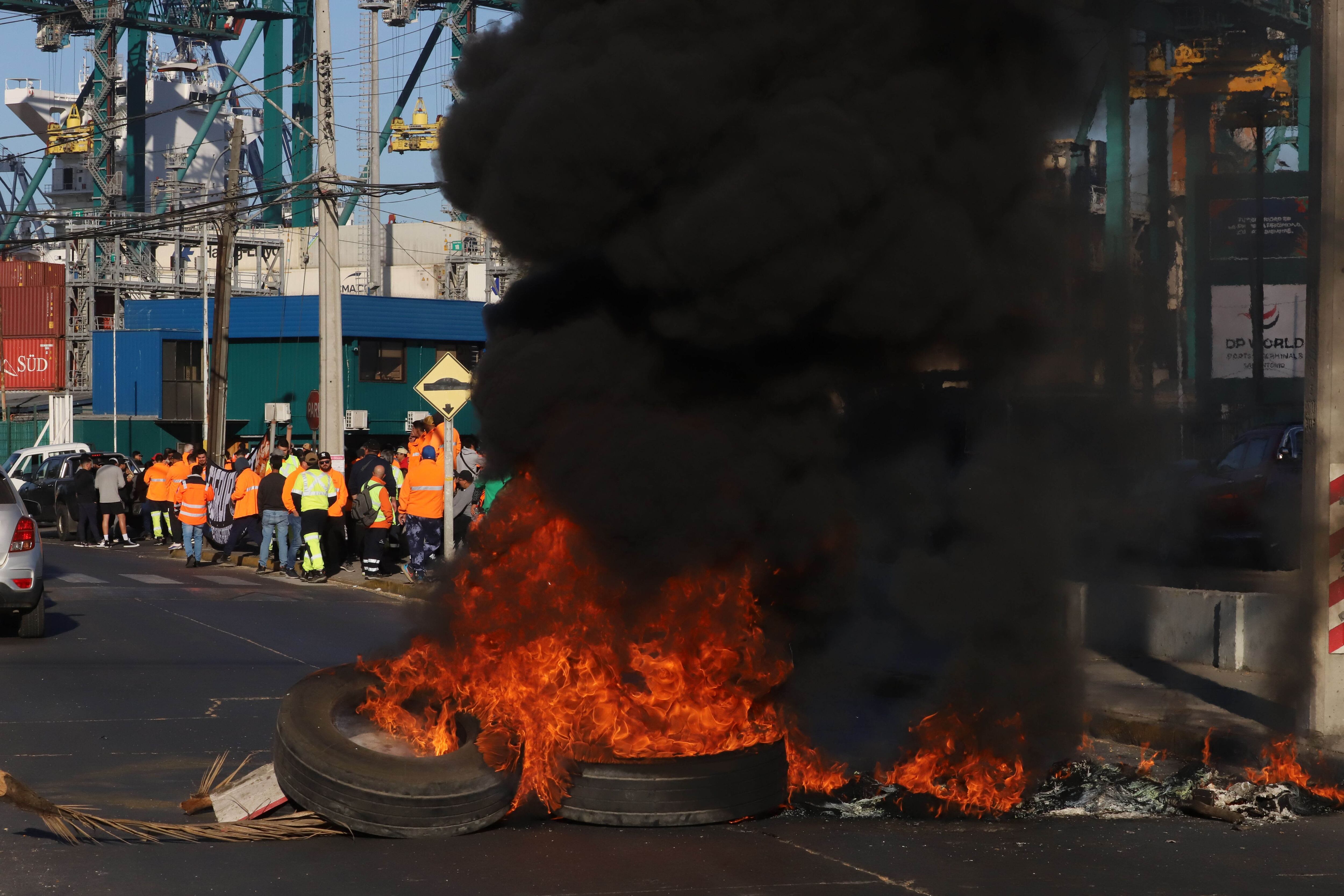 Trabajadores portuarios involucrados en bloqueos de acceso a Puerto Coronel serán formalizados