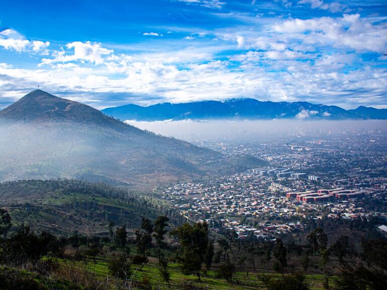 Caminatas, biodiversidad y hasta una cueva escondida: el parque natural a 10 minutos del centro de Santiago