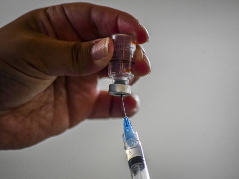 16 DE FEBRERO DE 2021 / VALPARAISOUn trabajador de la Salud extrae la vacuna con una jeringa, durante proceso de vacunación contra el Covid-19 para las y los trabajadores del sector puerto en el VTP.
FOTO: MIGUEL MOYA / AGENCIAUNO