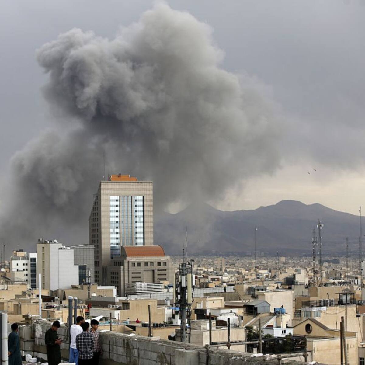 Irán lanza masiva ofensiva con drones y ataca embajada y base militar de EE.UU.