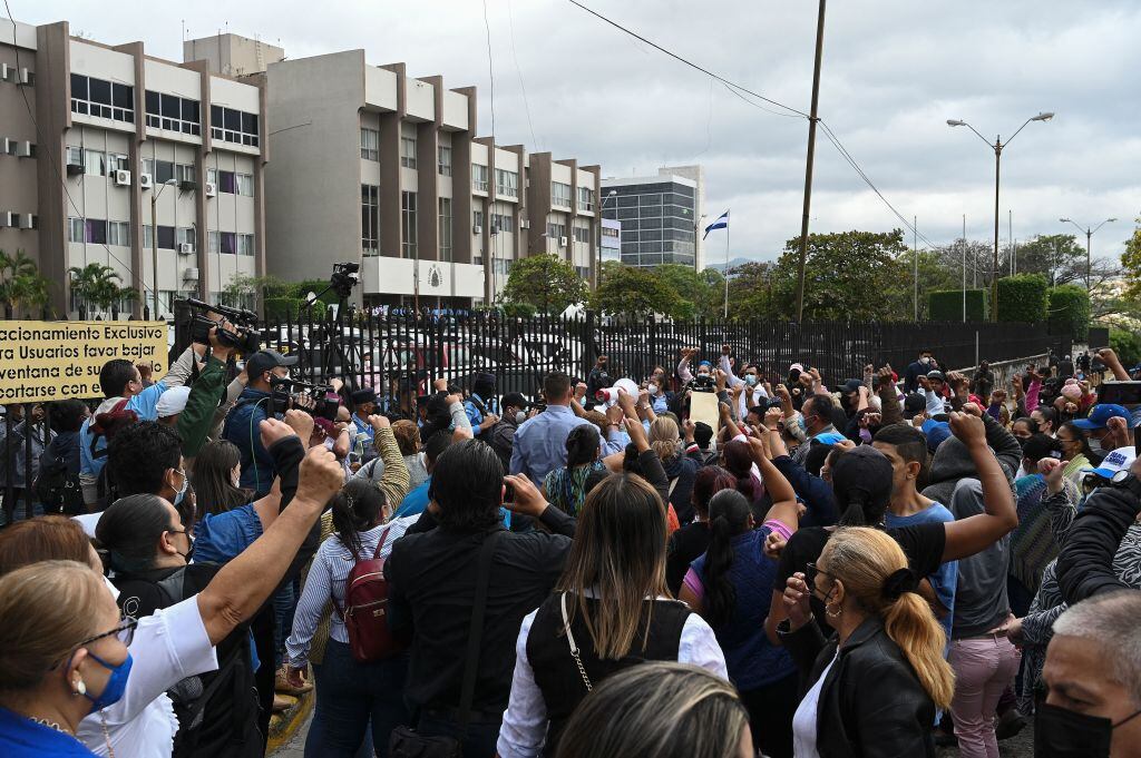 Seguidores de Juan Hernández le entregan su apoyo ante los tribunales