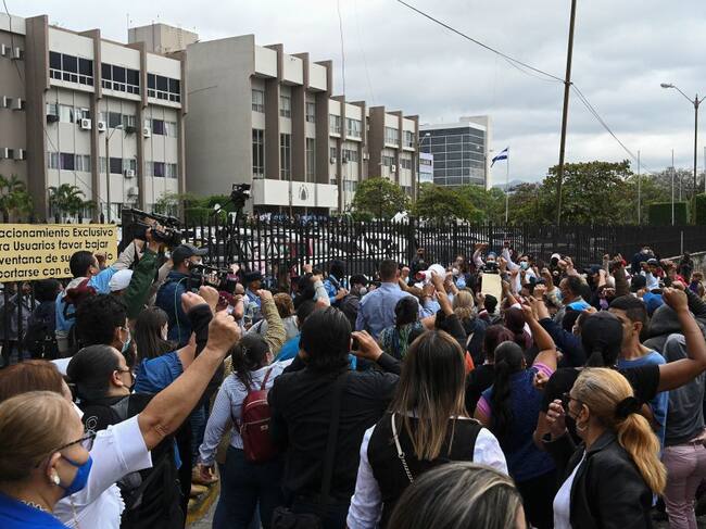 Seguidores de Juan Hernández le entregan su apoyo ante los tribunales