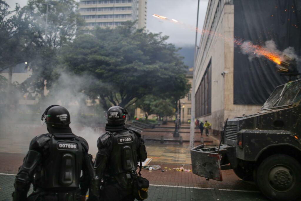 Una tanqueta disparando en contra de civiles en Bogotá