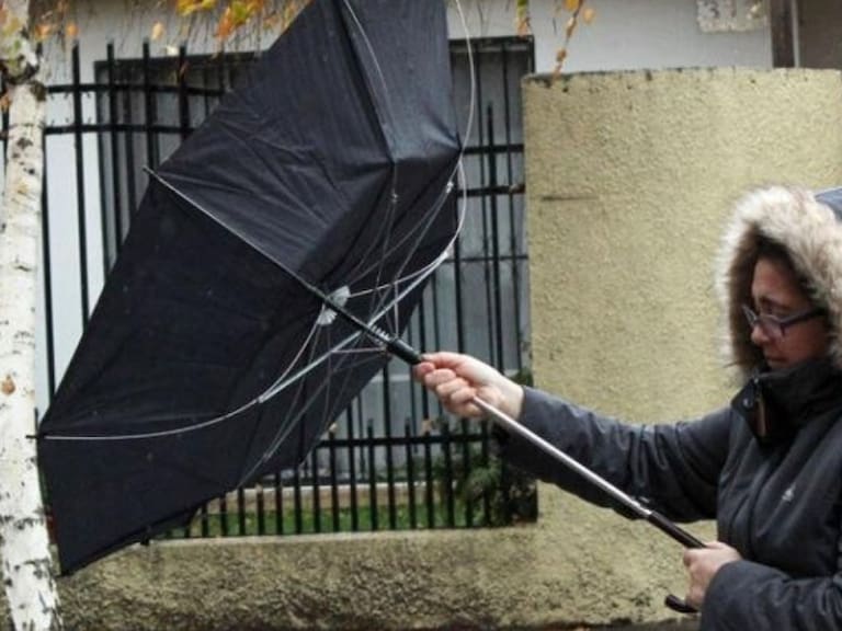 Con ráfagas de hasta 70 km por hora: emiten aviso para seis regiones por fuertes vientos