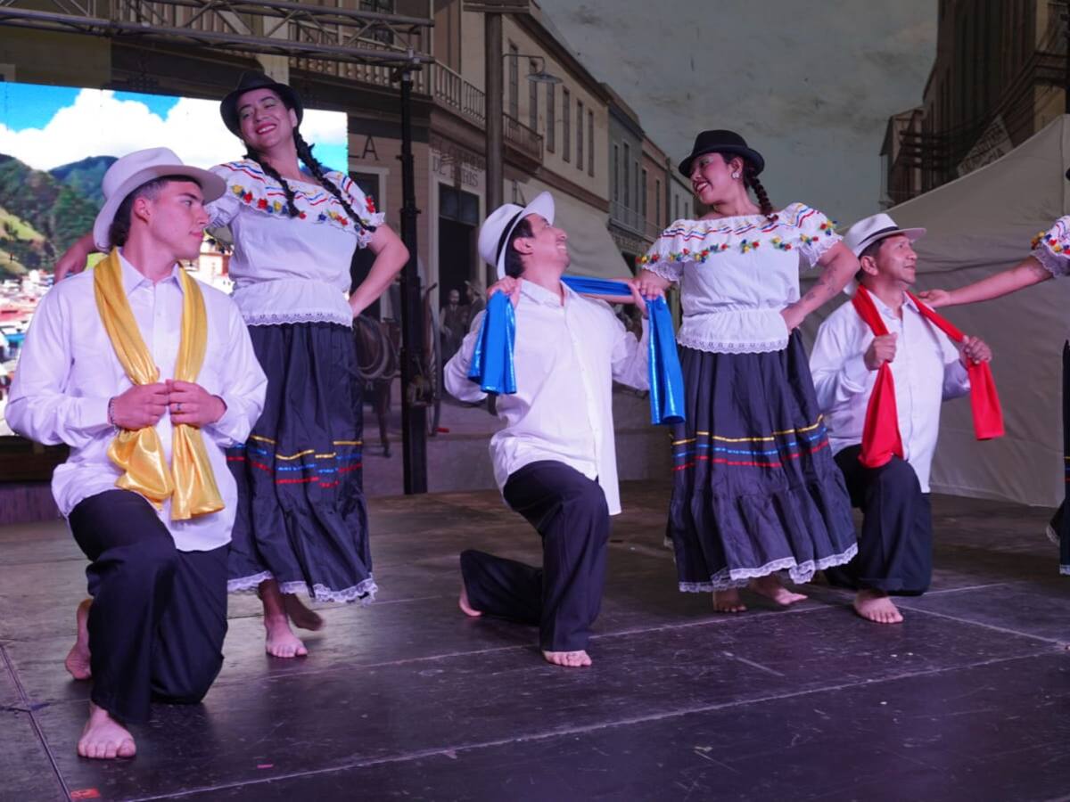 Salsa, el yas y el yoyo: así fue la primera feria de emprendedores colombianos en Antofagasta