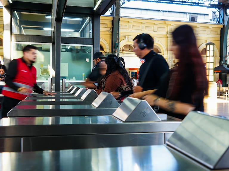 Como en Nueva York y Londres: transporte público en Santiago se podrá pagar con tarjetas bancarias desde esta fecha