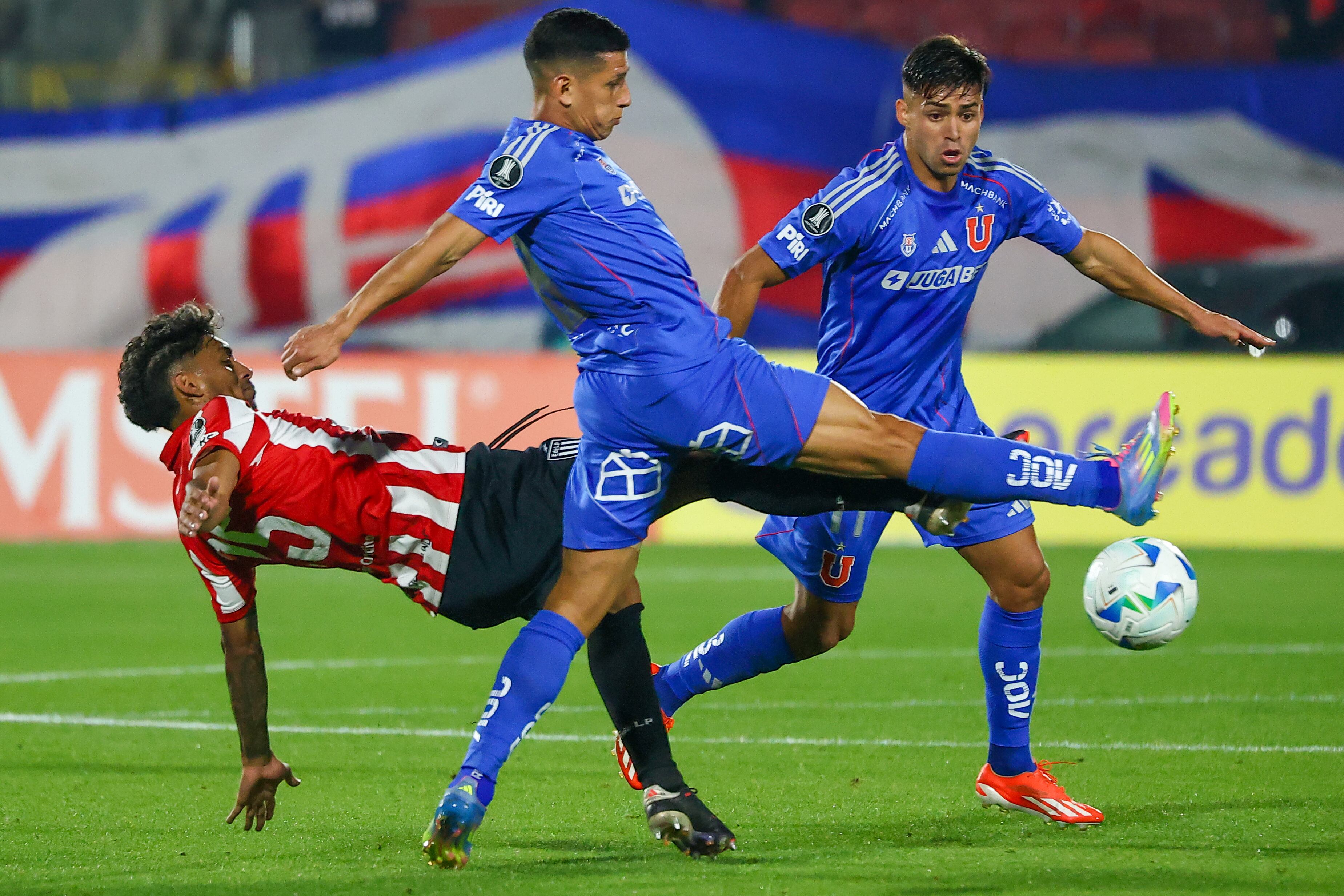 Cristian Medina jugando contra la U en el Nacional.