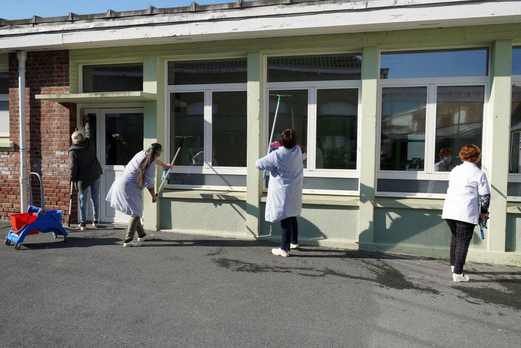 Trabajadores desinfectan un jardín infantil en Lille