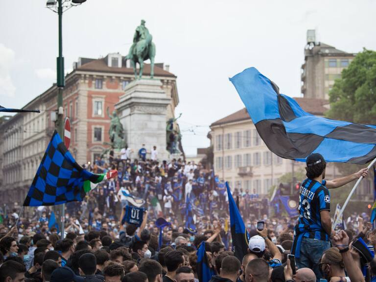 Hinchas del Inter celebraron el 19° título de su equipo en las calles de Milán