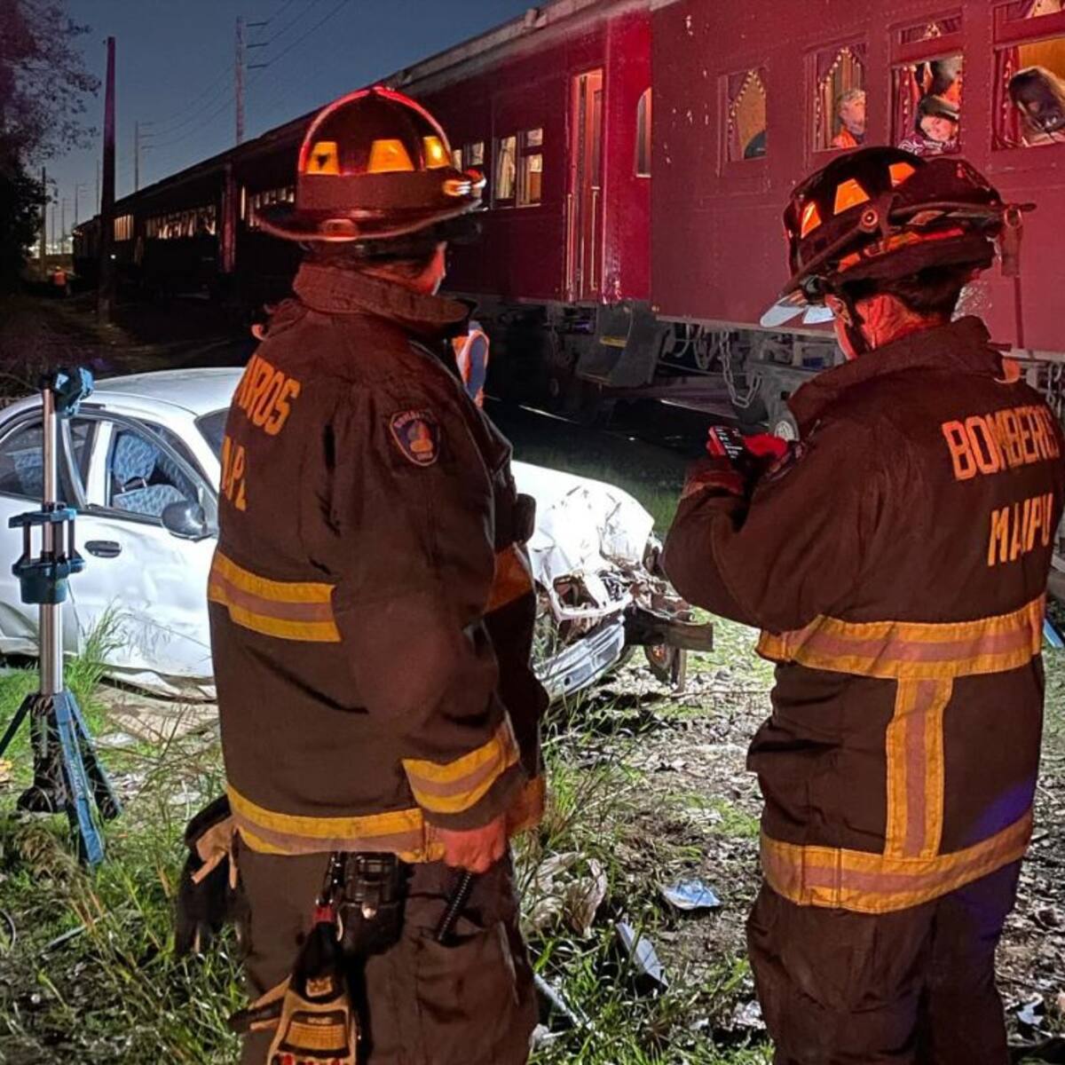 Vehículo choca con tren en Maipú y deja dos personas heridas: no habría respetado cruce ferroviario