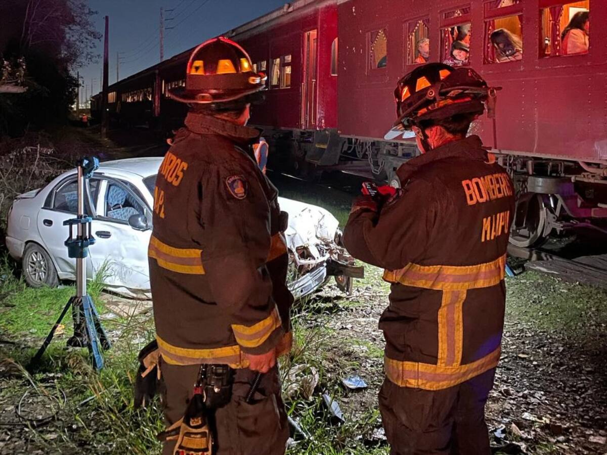 Vehículo choca con tren en Maipú y deja dos personas heridas: no habría respetado cruce ferroviario