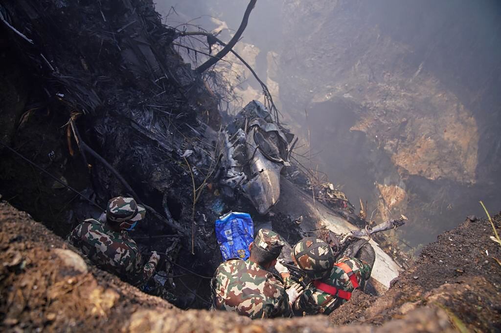Rescatistas registran los escombros del avión caído cerca de Pokhara en Nepal