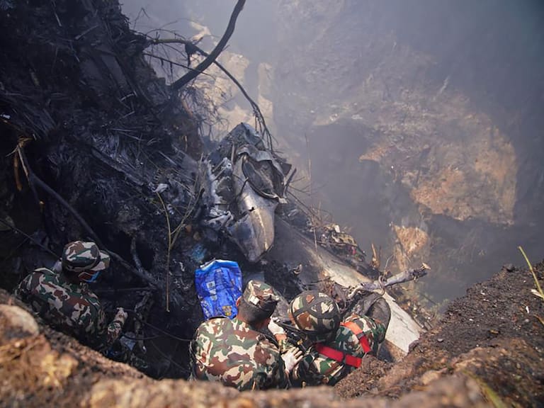 Rescatistas registran los escombros del avión caído cerca de Pokhara en Nepal