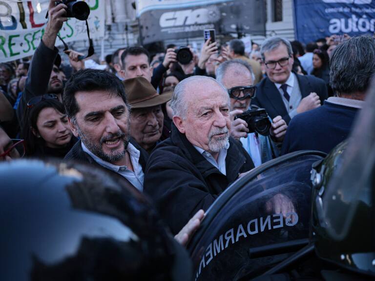 Grupos de jubilados protestan en contra del gobierno de Javier Milei pese la represión policial que vivieron en la ciudad de Buenos Aires en Argentina