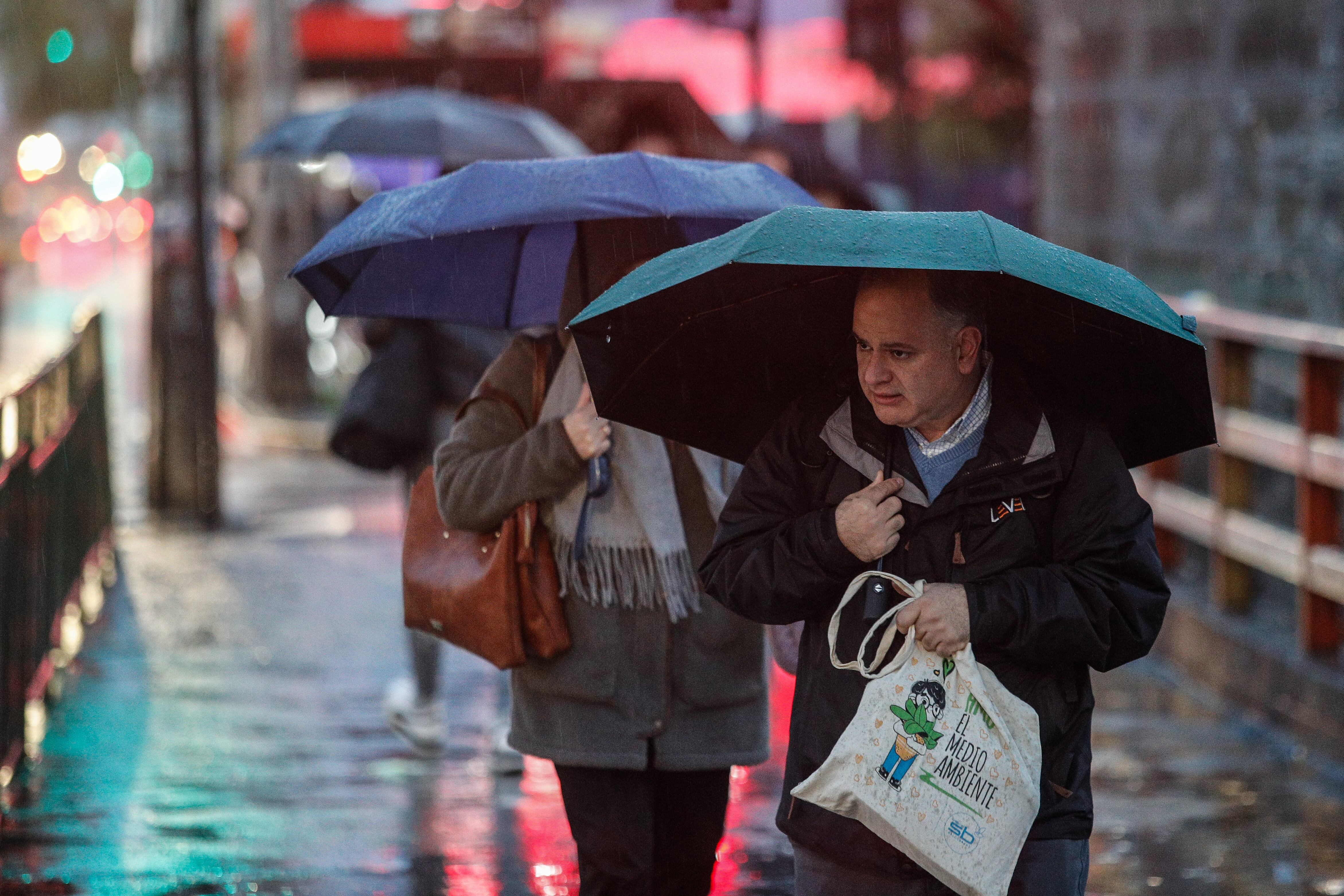 A qué hora comienzan las lluvias en Santiago este fin de semana