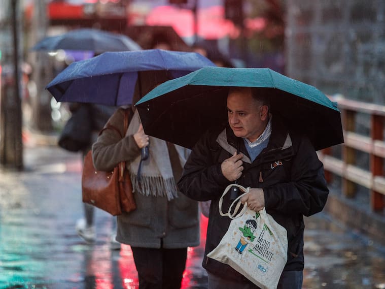 A qué hora comienzan las lluvias en Santiago este fin de semana