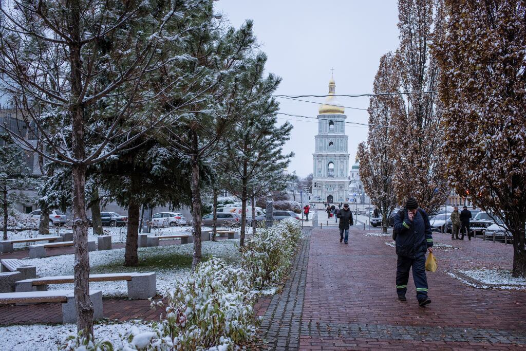 La nieve cae sobre Kiev en el inicio del invierno en el hemisferio norte