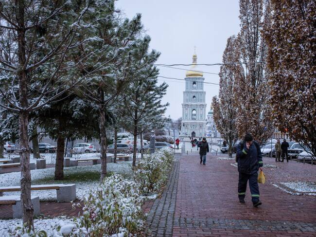 La nieve cae sobre Kiev en el inicio del invierno en el hemisferio norte