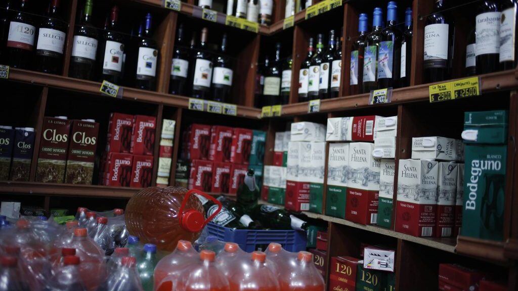 16 de Septiembre de 2014/ SANTIAGO
Vista de diversas botellas con líquidos alcohólicos en una botillería en la comuna de Providencia donde a partir de Octubre se va a instalar una nueva ley que regula la venta de alcohol para los sectores de Santa Isabel, Manuel Montt, Tobalaba, Bellavista, Providencia y Nueva Providencia.
FOTO: DAVID VON BLOHN/ AGENCIAUNO