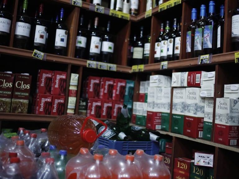 Ley de etiquetado de alcoholes en Chile: cuándo comienza, qué bebidas tendrán los sellos y cómo lucirán las nuevas marcas de advertencia