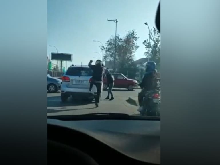Conductor protagonizó pelea con motoristas y arrastró el vehículo de uno de ellos por la autopista