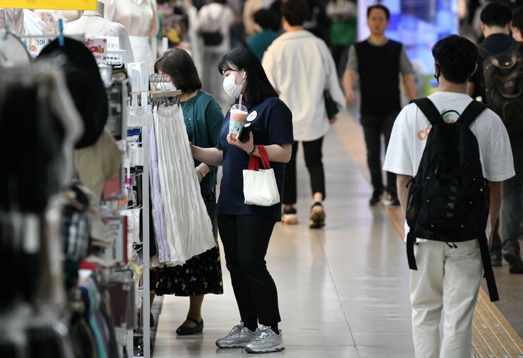 Las personas utilizan mascarilla en las tiendas de Corea del Sur