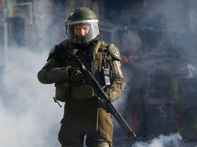 Carabineros reentrenará a miembros de Fuerzas Especiales en el uso de escopeta antidisturbios