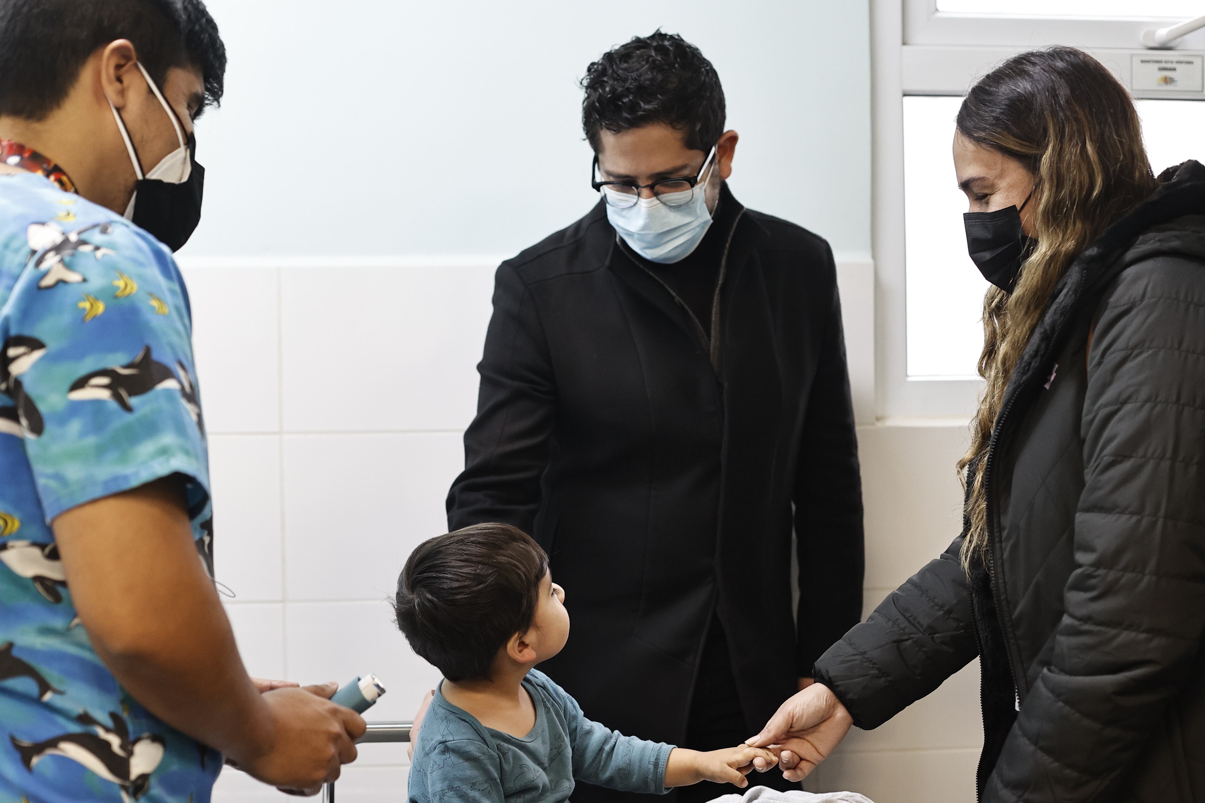 El subsecretario Araos durante su visita a un centro de Salud en San Miguel. / Agencia Uno.