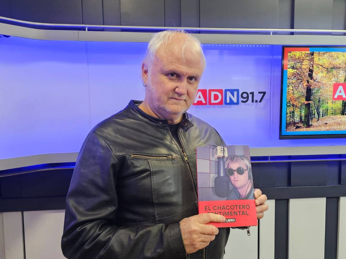 Del dial al papel: “El Chacotero Sentimental” celebra 30 años de confidencias y radiotelefonía en un nuevo libro