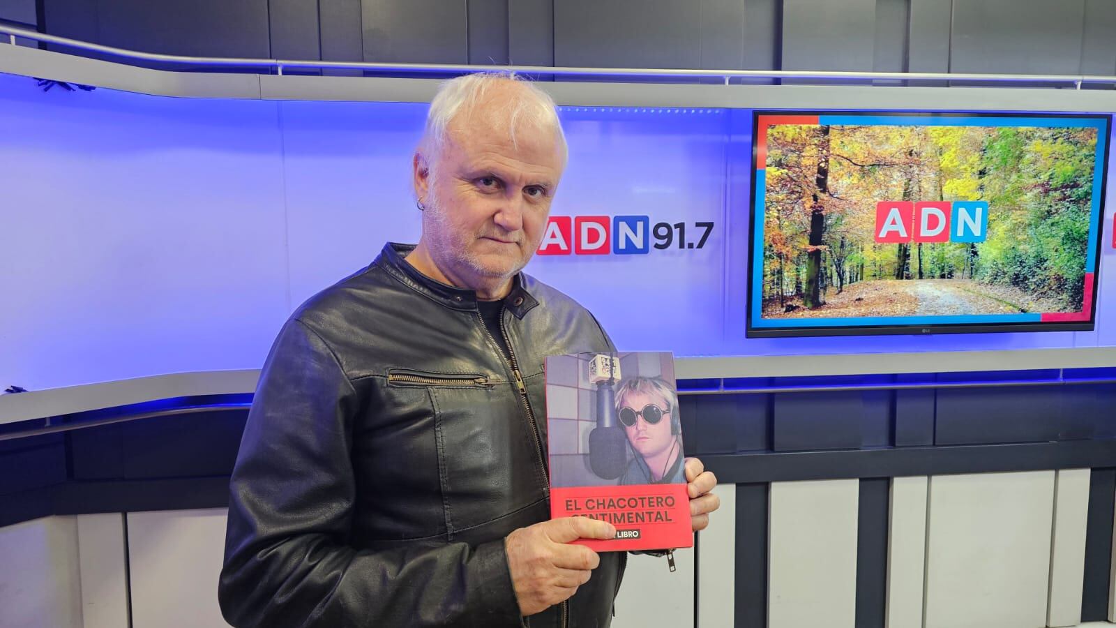 Del dial al papel: “El Chacotero Sentimental” celebra 30 años de confidencias y radiotelefonía en un nuevo libro