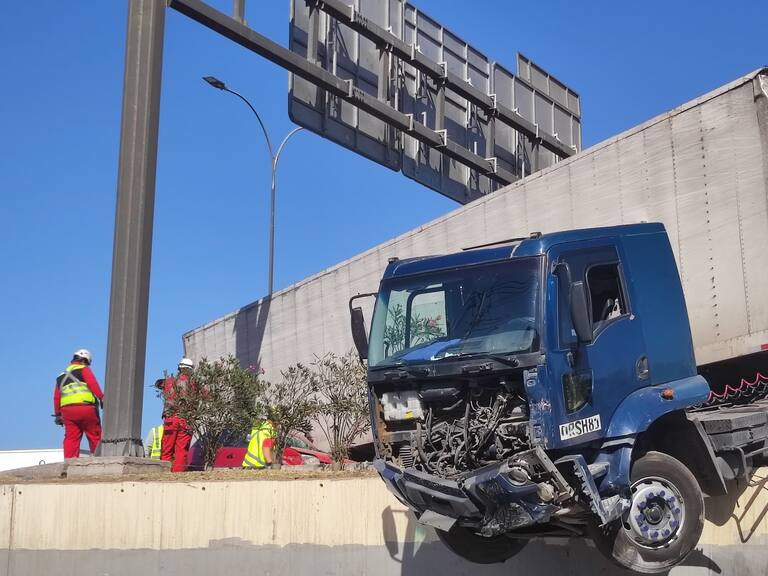 Camión queda colgando sobre autopista tras accidente de tránsito en la Ruta 5