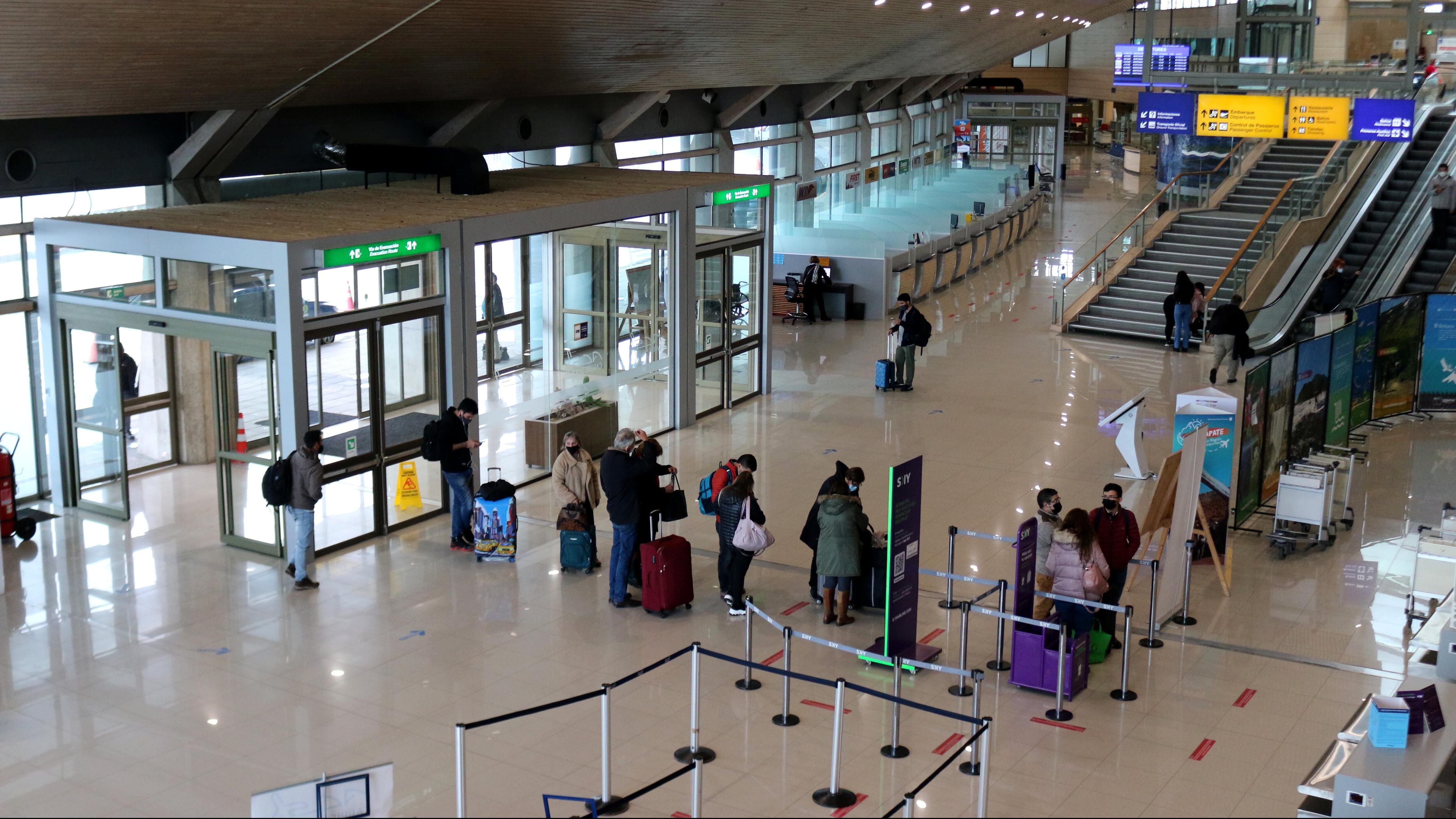 28 de Mayo de 2021 / CONCEPCION
En el aeropuerto Internacional Carriel Sur, algunas personas ya cuentan con su pase de movilidad para poder hacer sus viajes dentro, como fuera del país.
FOTO: DANIEL PINO / AGENCIAUNO