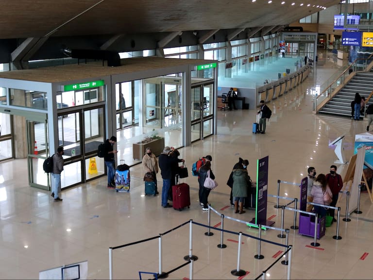 28 de Mayo de 2021 / CONCEPCION
En el aeropuerto Internacional Carriel Sur, algunas personas ya cuentan con su pase de movilidad para poder hacer sus viajes dentro, como fuera del país.
FOTO: DANIEL PINO / AGENCIAUNO
