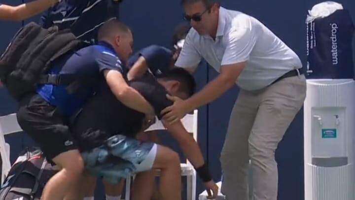 Tremendo susto en ATP de Washington: tenista chino se desmaya en plena cancha