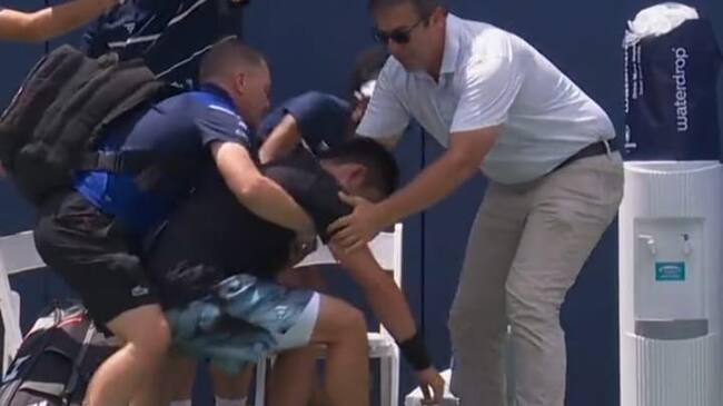 Tremendo susto en ATP de Washington: tenista chino se desmaya en plena cancha