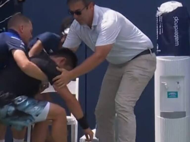 Tremendo susto en ATP de Washington: tenista chino se desmaya en plena cancha