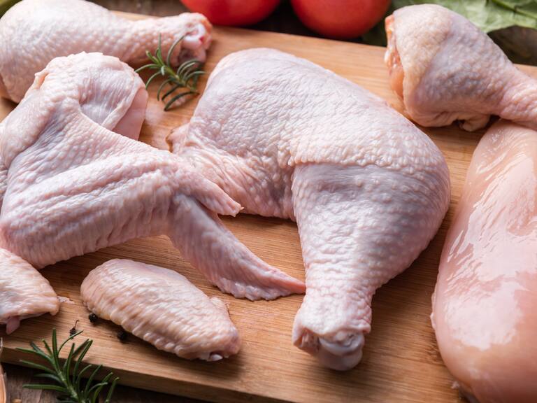 Por este motivo no deberías lavar el pollo antes de cocinarlo