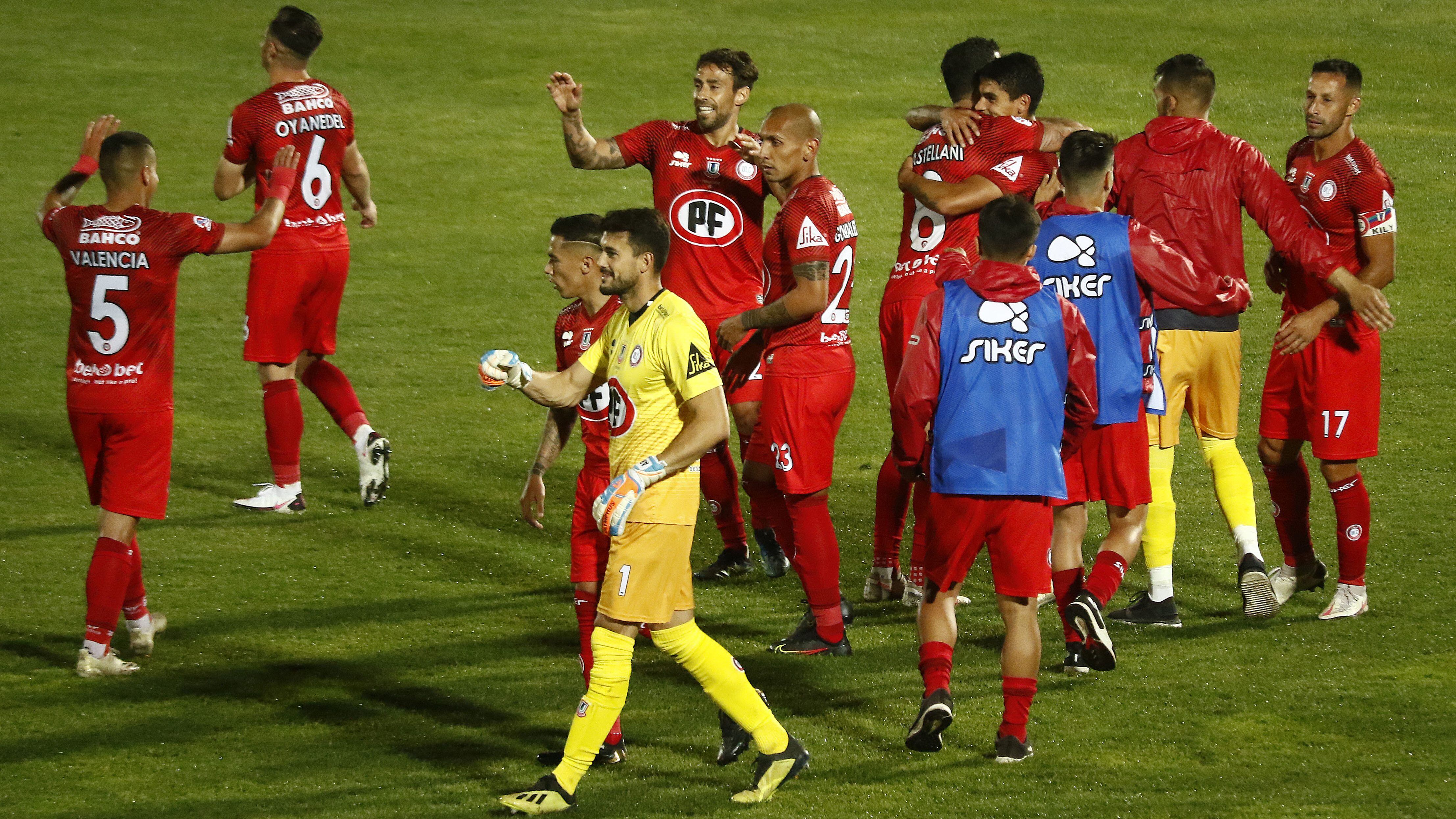 11 DE ABRIL DE 2021/VALPARAISOJugadores de Union La Calera en festejo del triunfo, durante el partido valido por la fecha 3 del Campeonato Nacional AFP PlanVital 2021, entre Santiago Wanderers y Union La Calera, disputado en el Estadio Elias Figueroa Brander.
FOTO: LEONARDO RUBILAR CHANDIA/AGENCIAUNO