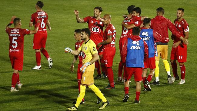 11 DE ABRIL DE 2021/VALPARAISOJugadores de Union La Calera en festejo del triunfo, durante el partido valido por la fecha 3 del Campeonato Nacional AFP PlanVital 2021, entre Santiago Wanderers y Union La Calera, disputado en el Estadio Elias Figueroa Brander.
FOTO: LEONARDO RUBILAR CHANDIA/AGENCIAUNO