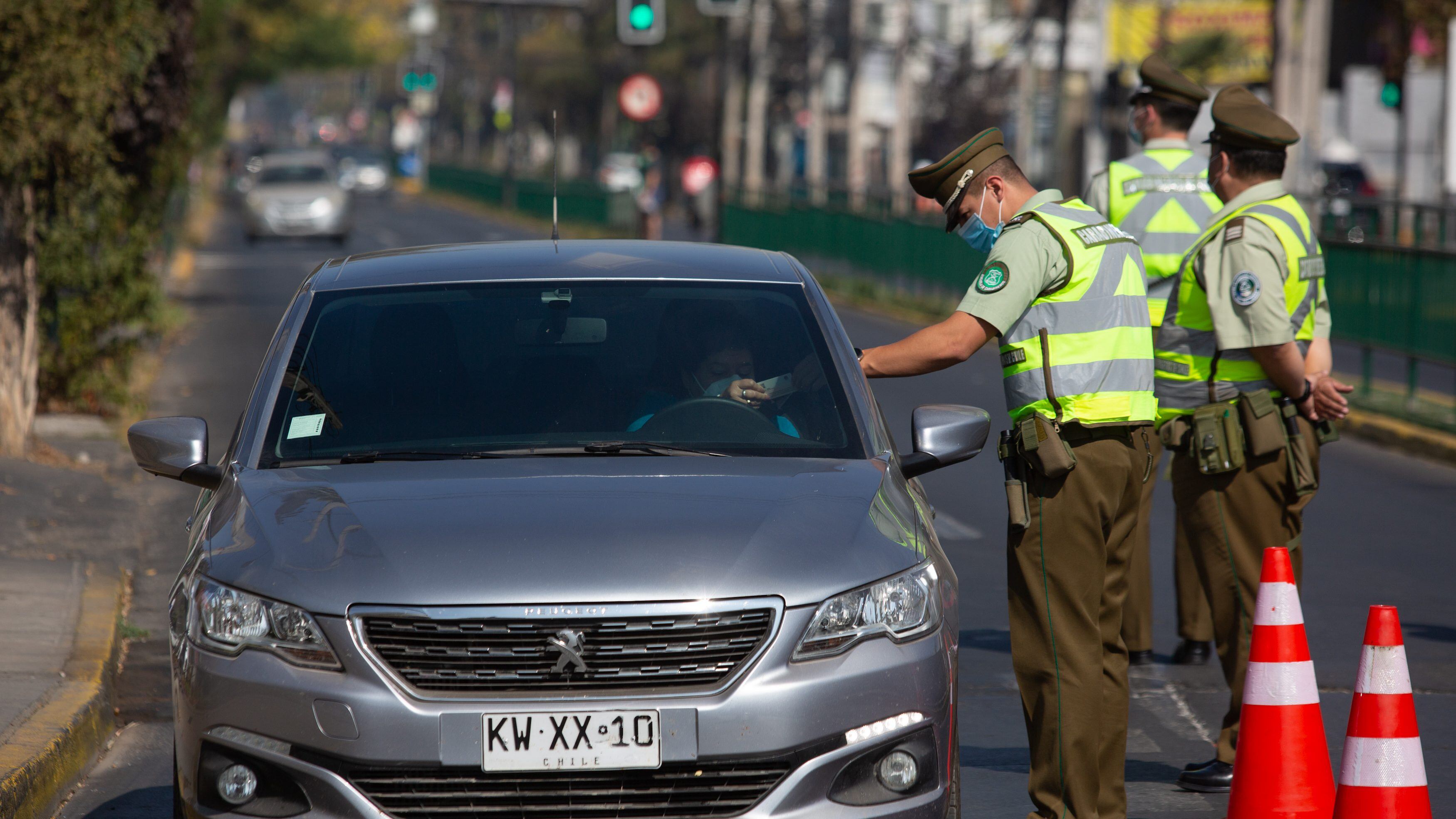 18 de Abril del 2021/SANTIAGOCarabineros realiza fiscalización de vehículos en la esquina de Irarrázaval con Pedro de Valdivia con el fin de verificar el uso de los permisos temporales durante la cuarentena en la región Metropolitana considerando el alto número de nuevos contagios de Covid-19 FOTO: DIEGO MARTIN /AGENCIAUNO