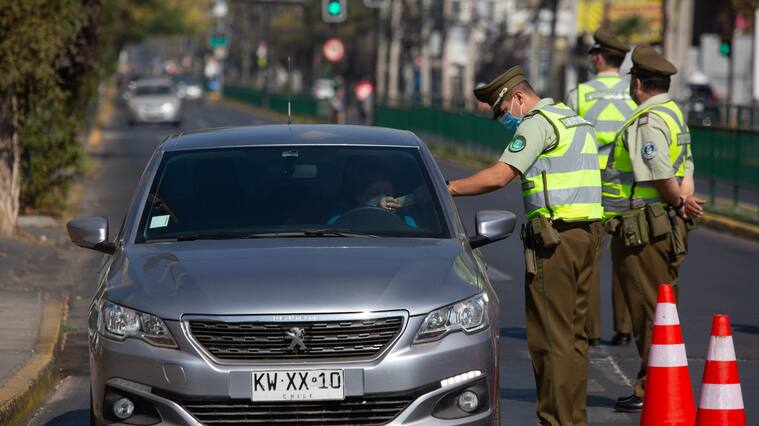 18 de Abril del 2021/SANTIAGOCarabineros realiza fiscalización de vehículos en la esquina de Irarrázaval con Pedro de Valdivia con el fin de verificar el uso de los permisos temporales durante la cuarentena en la región Metropolitana considerando el alto número de nuevos contagios de Covid-19 FOTO: DIEGO MARTIN /AGENCIAUNO