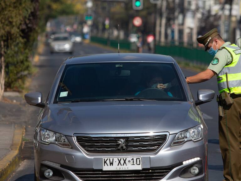 18 de Abril del 2021/SANTIAGOCarabineros realiza fiscalización de vehículos en la esquina de Irarrázaval con Pedro de Valdivia con el fin de verificar el uso de los permisos temporales durante la cuarentena en la región Metropolitana considerando el alto número de nuevos contagios de Covid-19 FOTO: DIEGO MARTIN /AGENCIAUNO