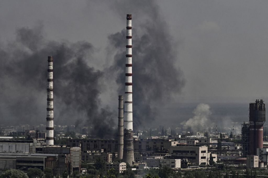 El humo sube desde una fábrica de Severodonetsk tras el taque de Rusia