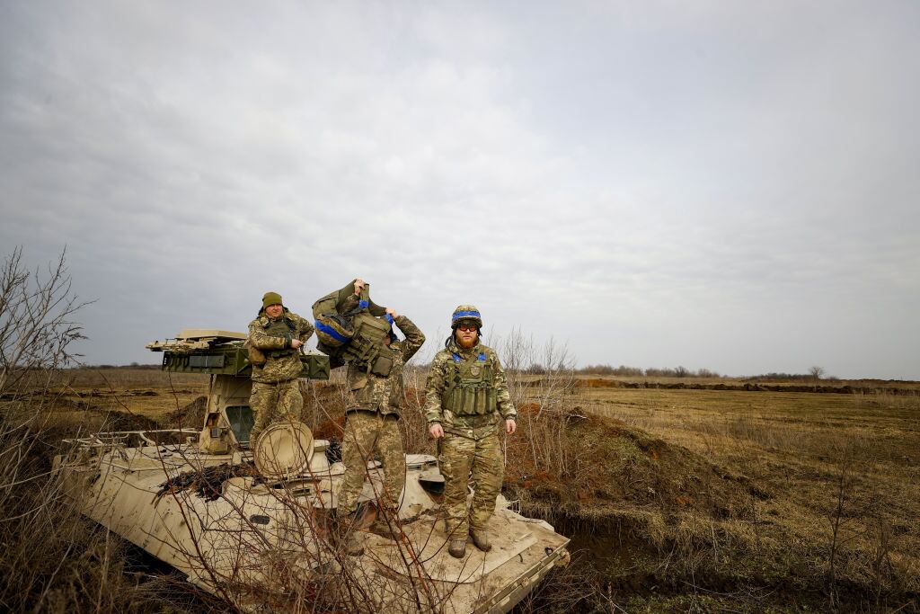 Soldados de Ucrania observan sobre un tanque en la región de Donetsk